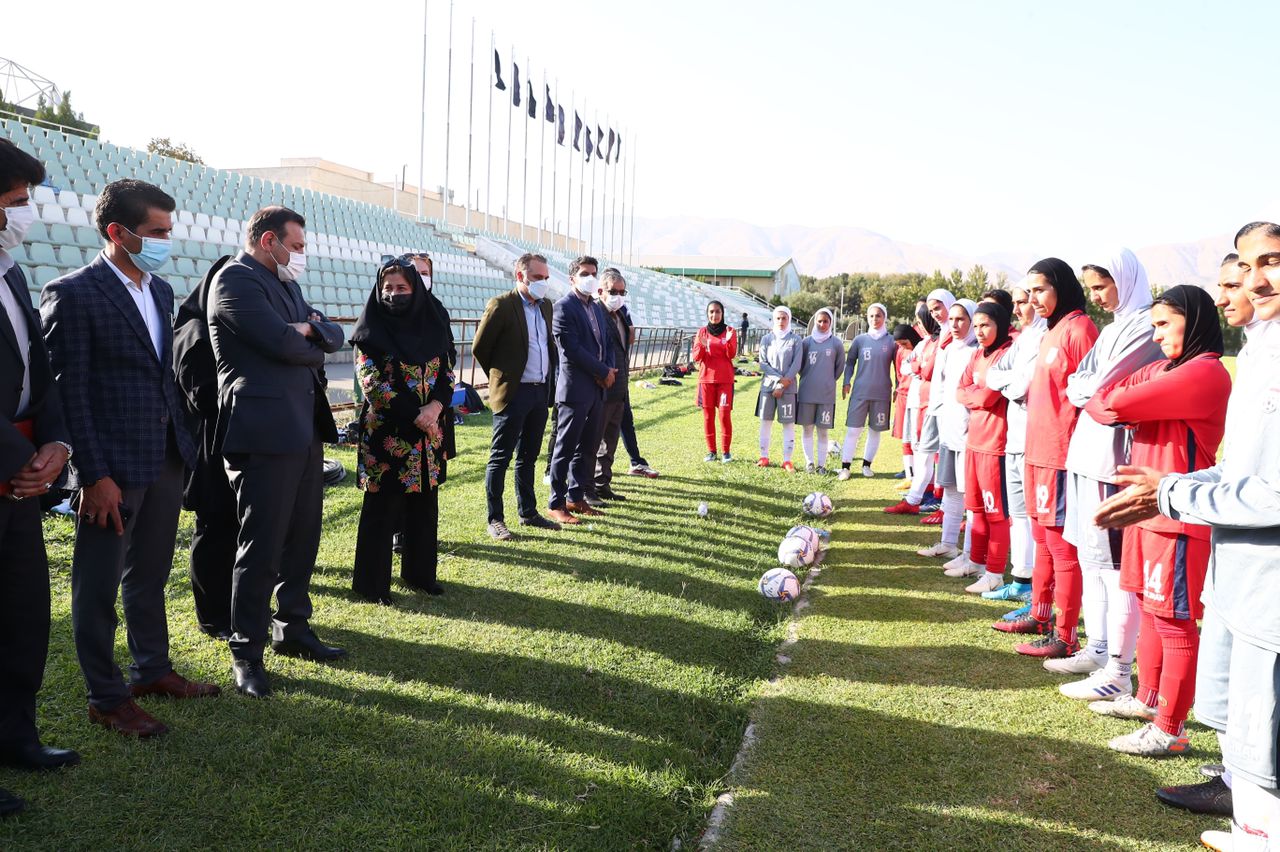 عزیزی خادم: وظیفه حرفه ای ما حمایت از فوتبال بانوان است