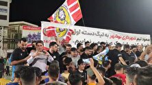 شادی بازیکنان و هواداران شهرداری نوشهر پس از صعود به لیگ یک