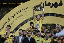 لحظه اهدای کاپ قهرمانی جام حذفی به سپاهان